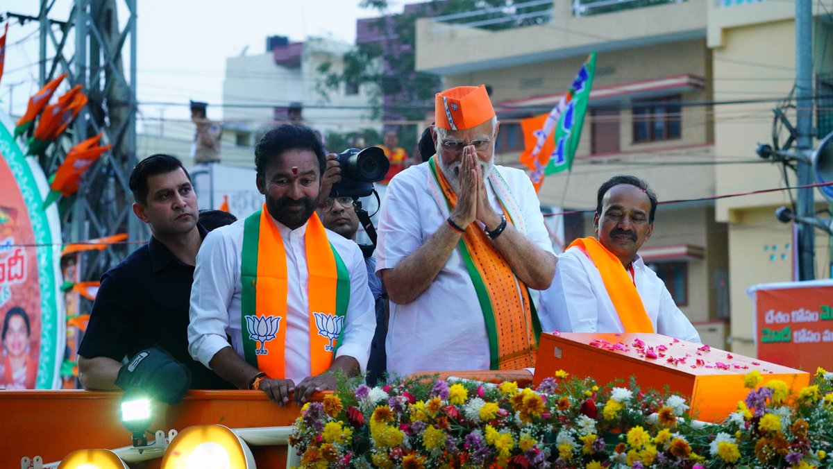 BJP4Telangana's tweet photo. మల్కాజ్ గిరిలో బిజెపి అభ్యర్థి శ్రీ @Eatala_Rajender  విజయాన్ని కాంక్షిస్తూ జన ప్రభంజనంగా సాగిన ప్రధాన మంత్రి శ్రీ @narendramodi గారి రోడ్ షో

#ManaModiManaTelangana https://t.co/EAu4DfPNz2