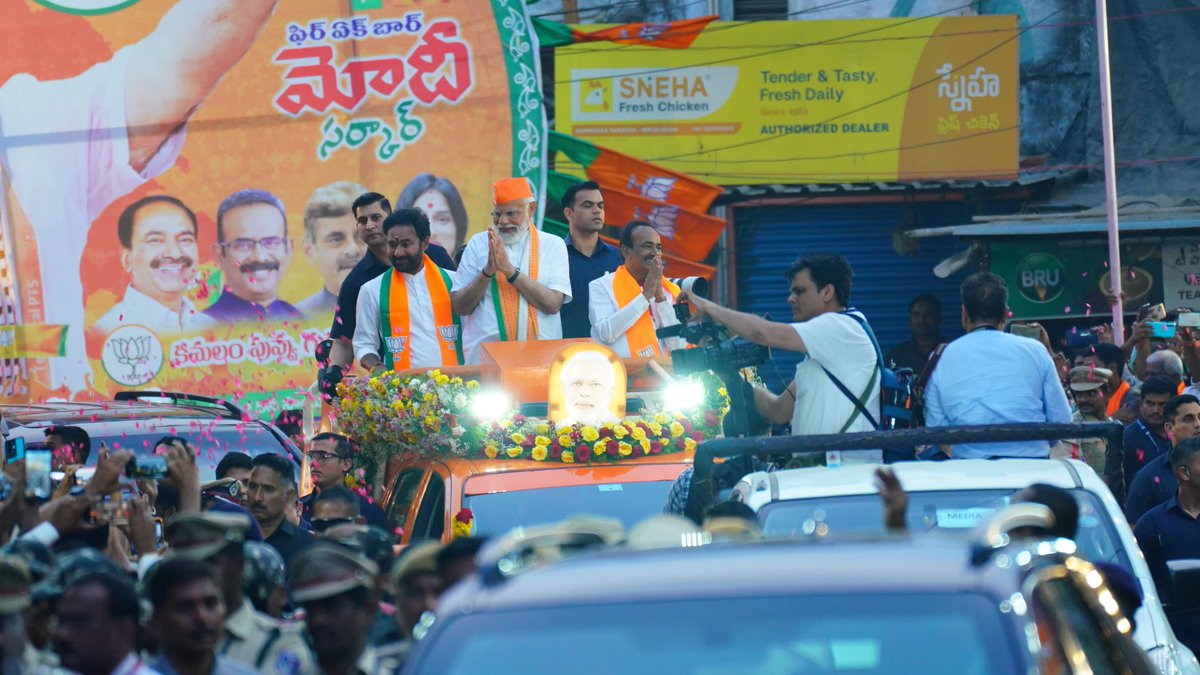 BJP4Telangana's tweet photo. మల్కాజ్ గిరిలో బిజెపి అభ్యర్థి శ్రీ @Eatala_Rajender  విజయాన్ని కాంక్షిస్తూ జన ప్రభంజనంగా సాగిన ప్రధాన మంత్రి శ్రీ @narendramodi గారి రోడ్ షో

#ManaModiManaTelangana https://t.co/EAu4DfPNz2