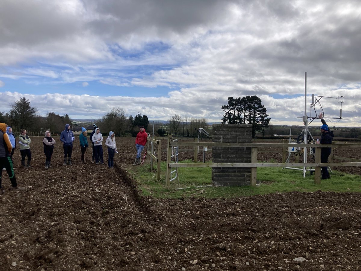 It was great to have ⁦⁦@SETUAgriculture⁩ out to visit the Castledockrell catchment covering nutrient loss, soil fertility trends, cover crops and gaseous emissions with ⁦@jamesrambaud⁩