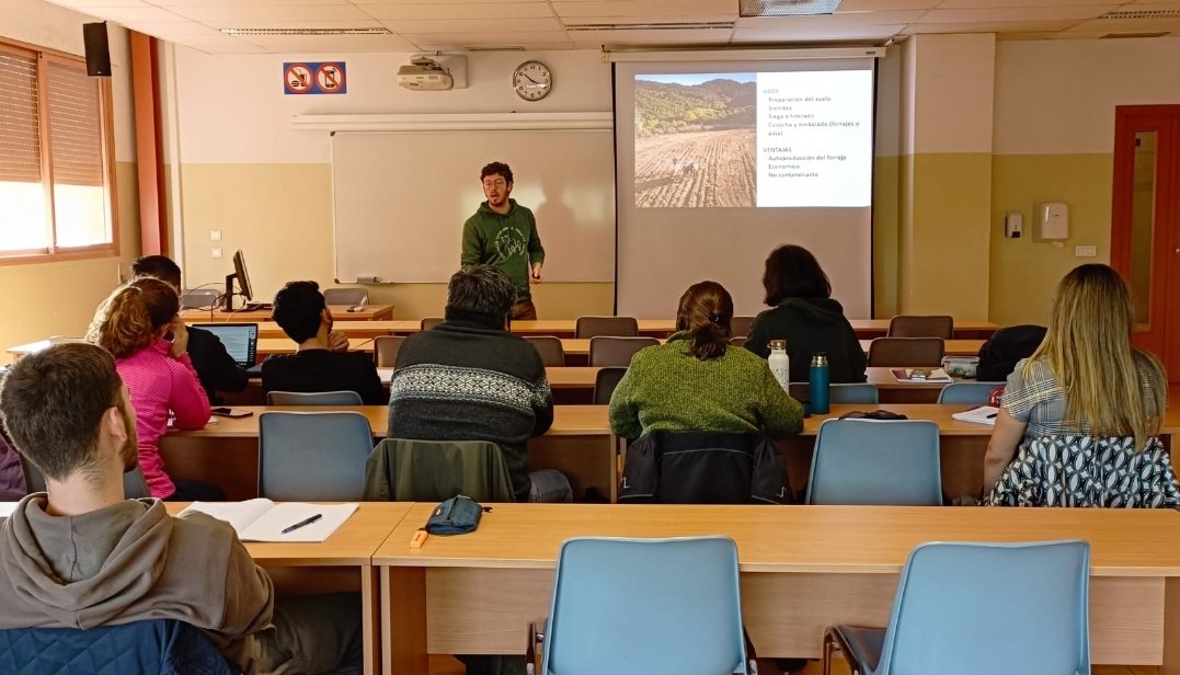 Avui en Pol ha anat, com cada any, a impartir el mòdul de Tracció Animal Moderna al Master d'Agricultura Ecològica de la Universitat de Barcelona. Un plaer com sempre!

<a href="/Master_AE_UB/">Máster Agricultura Ecológica UB</a>