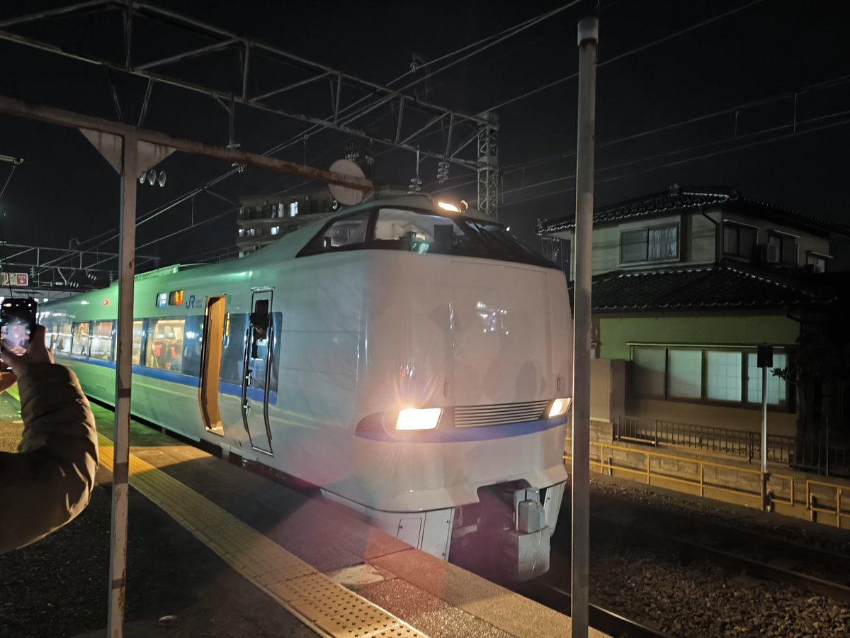 syunmapapa's tweet photo. サンダーバード松任駅ラストラン
松任駅に止まるサンダーバードの最終は出張でよく乗ったなー。
新幹線だと小松で乗り換えかー。
#サンダーバード
#ラストラン
#松任駅
#北陸本線 https://t.co/gonF96wy41