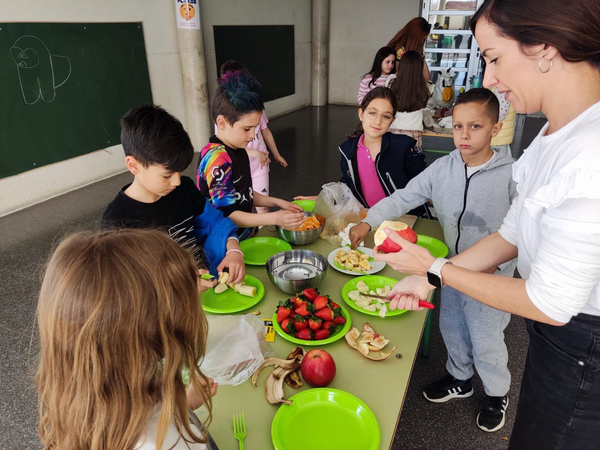 Los alumnos de segundo fueron ayer al mercado a por los ingredientes de su receta y hoy ha tocado cocinarla y comerla. ¡Riquísimo!