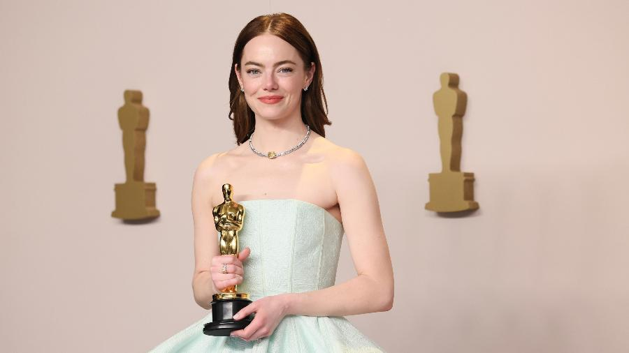 Emma Stone interpreta TRÊS personagens em "Kinds of Kindness", novo filme de Yorgos Lanthimos que estreia em 21 de junho nos EUA.