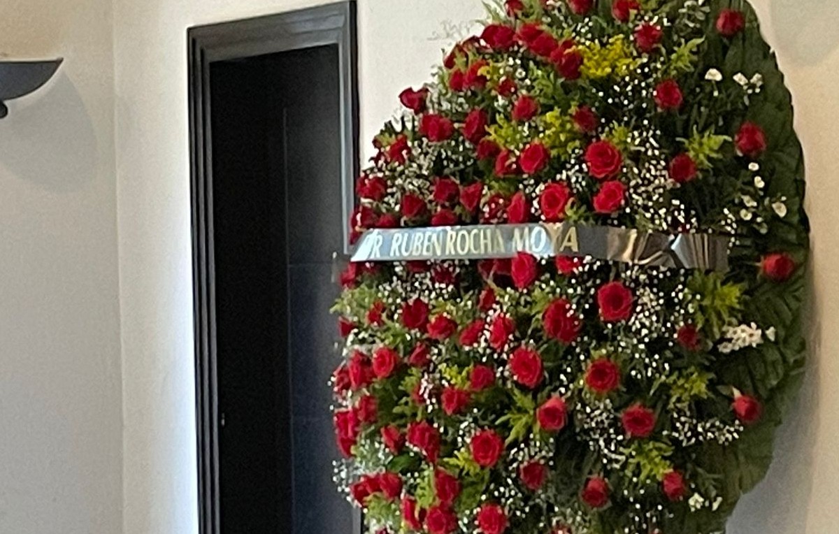 Chaposoto's tweet photo. Buenos días, nomás para recordarles que el gobernador de Sinaloa, El Mayo Zambada y Los Chapitos enviaron flores al funeral de La Gilbertona.

Ya pueden seguir creyéndose influencers, vergas. https://t.co/5ZtcRlic3N