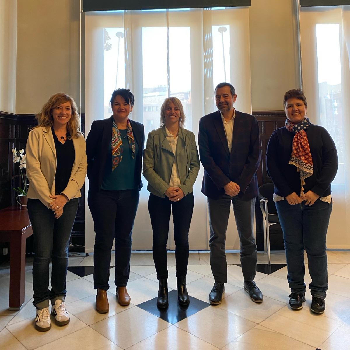 Cambra de Comerç de Barcelona (@cambrabcn) on Twitter photo 🤝 El president de la <a href="/CambraVallesOr/">Cambra del Vallès Oriental</a> <a href="/pepgarcia3/">Pep Garcia</a> es reuneix amb l'alcaldessa de Granollers, Alba Barnusell, per explorar sinèrgies i compartir coneixements sobre les necessitats del teixit econòmic.
A la trobada hi han participat també <a href="/ggimeneztorres/">Gemma Giménez Torres</a> i <a href="/catxendry/">Cinta Aixendri Ruiz</a>.
#CambraBCN 🤝 El president de la <a href="/CambraVallesOr/">Cambra del Vallès Oriental</a> <a href="/pepgarcia3/">Pep Garcia</a> es reuneix amb l'alcaldessa de Granollers, Alba Barnusell, per explorar sinèrgies i compartir coneixements sobre les necessitats del teixit econòmic.
A la trobada hi han participat també <a href="/ggimeneztorres/">Gemma Giménez Torres</a> i <a href="/catxendry/">Cinta Aixendri Ruiz</a>.
#CambraBCN