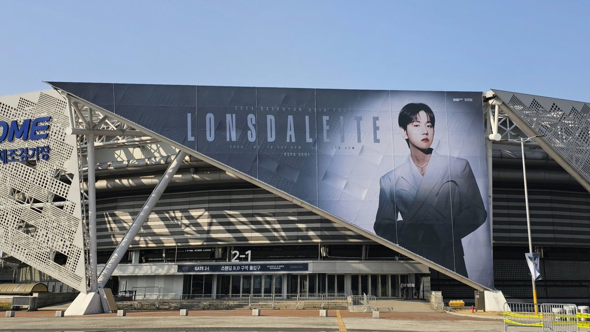 ExoProjectt's tweet photo. [🏟️] #BAEKHYUN LONSDALEITE IN SEOUL 

#EXO #EXOLONLY #LONSDALEITE https://t.co/rC2i3A3fgu