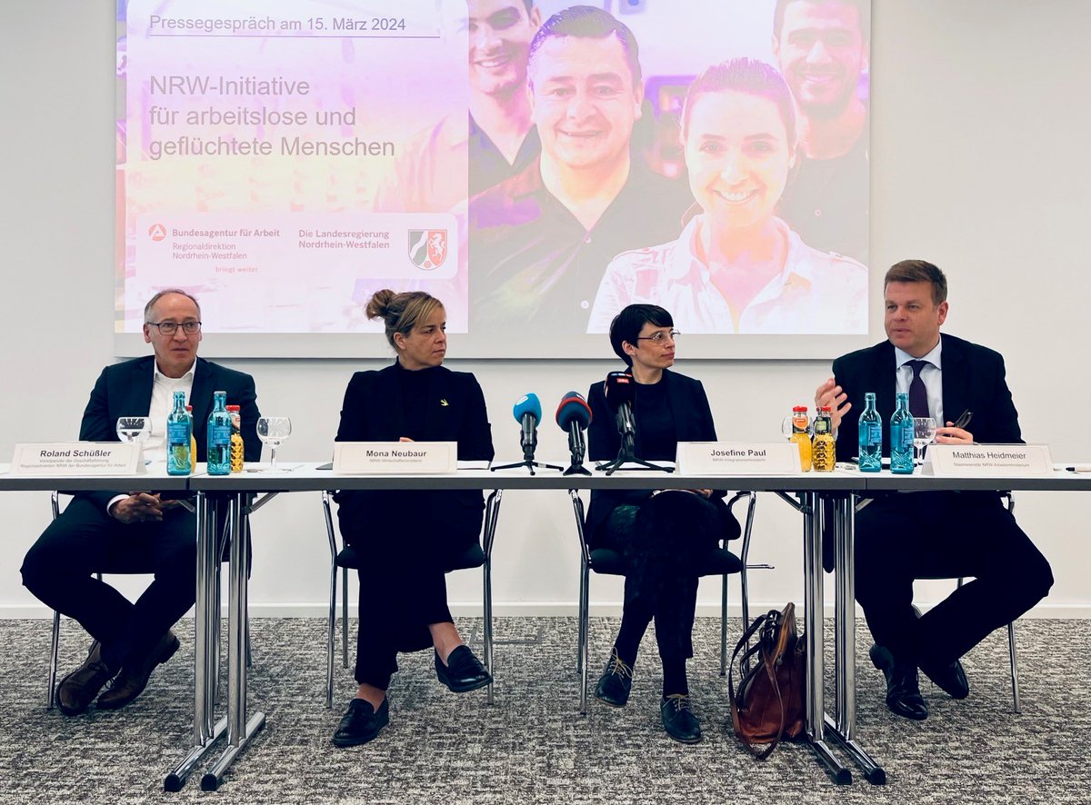 #Arbeitslose und #Geflüchtete besser in Arbeit bringen. Sts <a href="/MatthiasHeidmei/">Matthias Heidmeier</a> hat heute mit Min Neubaur, Paul <a href="/WirtschaftNRW/">Wirtschaft.NRW</a> <a href="/ChancenNRW/">chancen.nrw</a> u. R.Schüßler @BA_NRW eine gemeinsame Initiative zur beschleunigten Arbeitsmarkt-Integration vorgestellt. Details: mags.nrw/arbeitslose-un…
