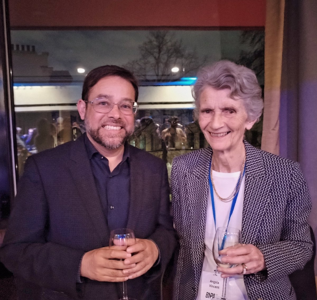 A true legend! Angela Vincent is one of the persons who discovered what we call autoinmune #encephalitis & autoimmune #psychosis, & thus a researcher who changed everyday practice in #Neurology & #Neuropsychiatry I'll keep this photo in case she wins the Nobel prize 😂 @The_BNPA