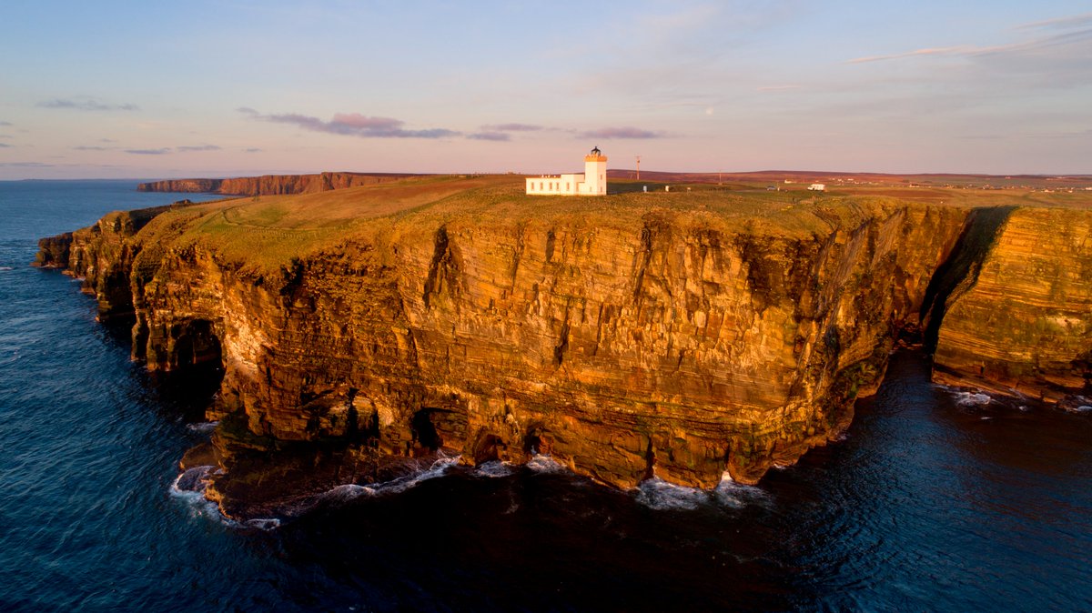 Happy Birthday to Duncansby Head Lighthouse which celebrates its centenary today! The local community have a weekend of events planned including a talk by our chief executive @MikeBul1786 lytharts.org.uk/duncansby-ligh… Photo by Ian Cowe.