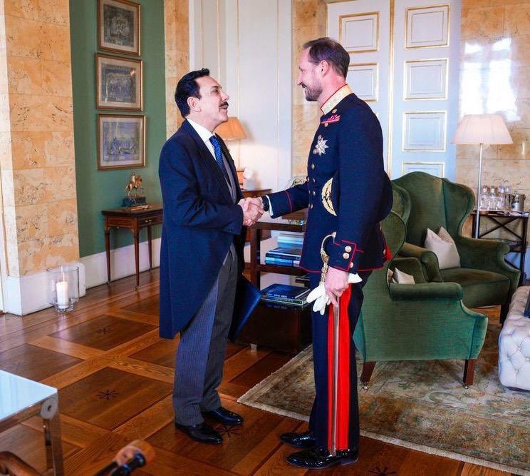 Ayer tuve el honor de presentar al Príncipe Regente #Haakon de Noruega 🇳🇴, las cartas credenciales que me acreditan como Embajador de México 🇲🇽 en este país. 

Transmití el saludo del Presidente <a href="/lopezobrador_/">Andrés Manuel</a> y reiteré nuestro interés en fortalecer la relación bilateral 🤝.