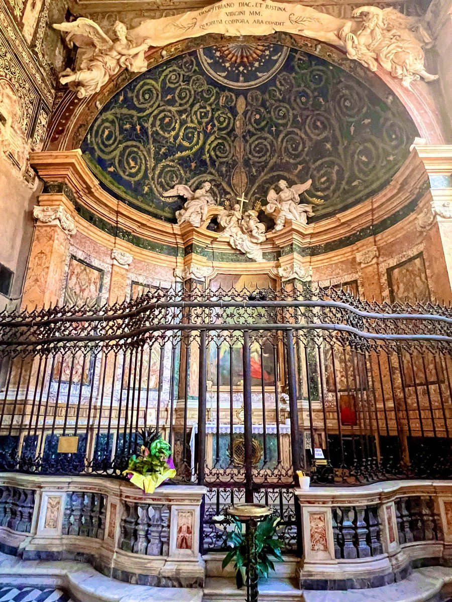 Atrio del Battistero di S. Giovanni. Cappella barocca di S.Cipriano e S.Giustina nel catino absidale si trova il mosaico del v secolo superstite
#Roma