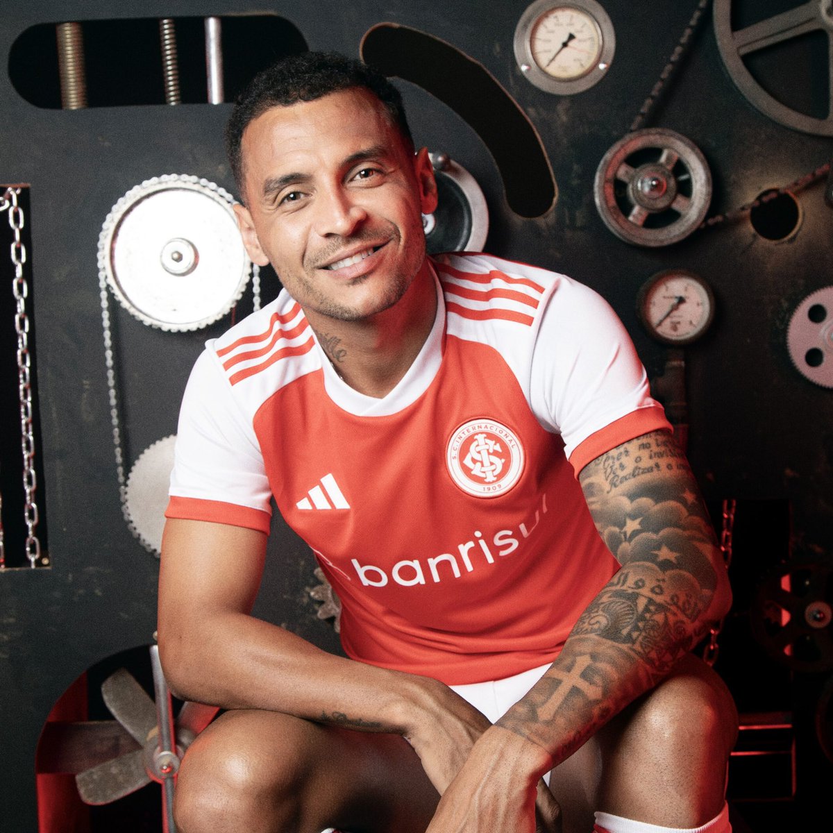 JornalDoInter's tweet photo. Novo manto para 2024! Inter e adidas apresentam à torcida, nesta sexta-feira (15), a camisa principal do Clube para a temporada 2024. Com o tema Engrenagem, o modelo ressalta as peças fundamentais para manter o Colorado sempre forte.

E aí, Colorados e Coloradas, gostaram?! 🇦🇹❤️ https://t.co/pV8Kc3bGGR