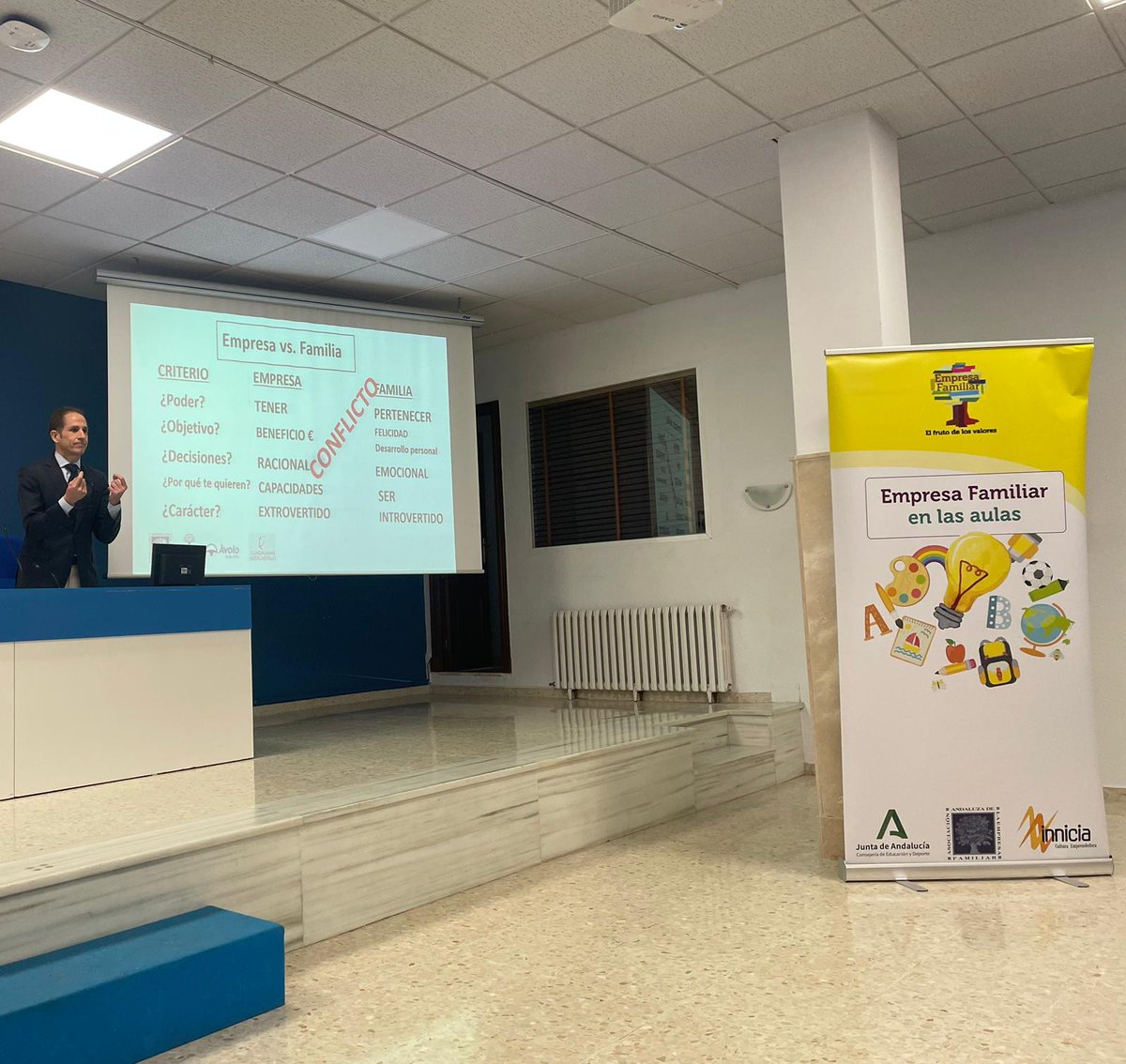 CSEFJaen's tweet photo. D. Óscar Arévalo del @grupoavolo ha hablado hoy en @CGuadalimar sobre las empresas familiares y sus valores. Gracias al colegio, la @AEFAndalucia  y a Óscar por esta actividad vital y por promover la importancia de las empresas en el desarrollo económico de nuestra provincia. https://t.co/S4TrSXzvaO
