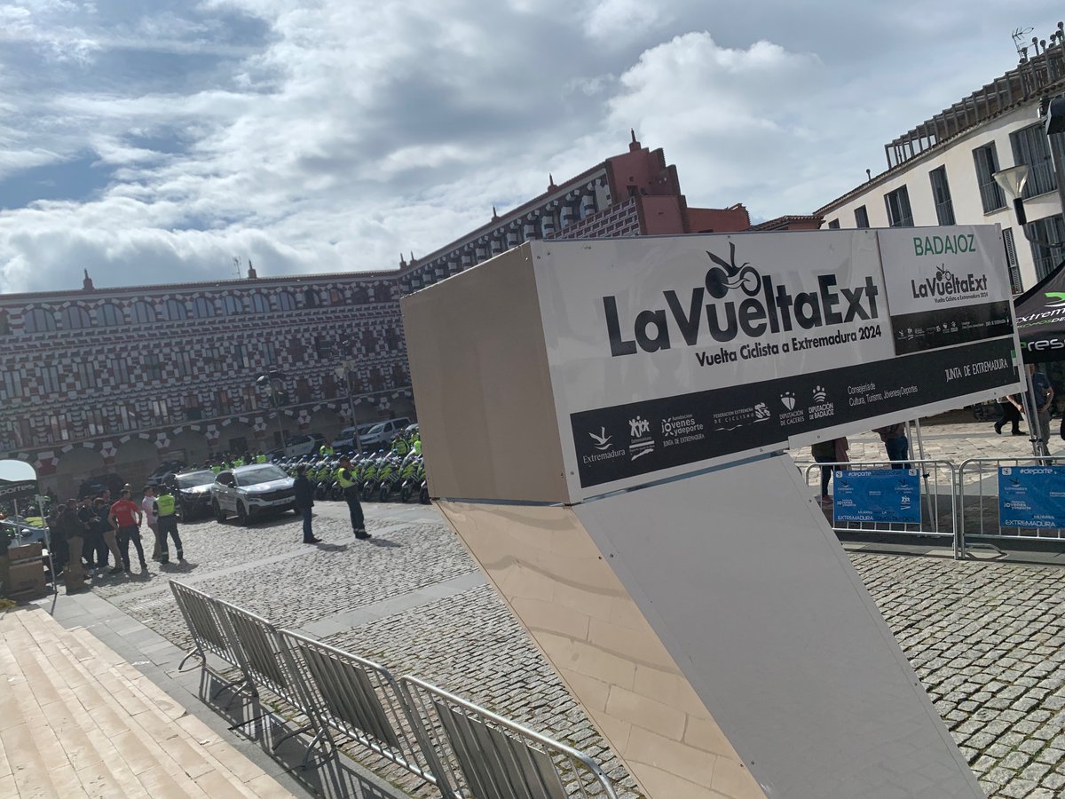 Sol, temperaturas cálidas y ambiente de deporte.
Estamos de <a href="/vuelta_ex/">Vuelta Extremadura 2025</a>.
A las 15.15hs, os lo contamos <a href="/alexcarpallo/">Alex Carpallo</a>, <a href="/josepachecogar1/">jose pacheco garcia</a> y el equipo técnico en Zona Mixta.
