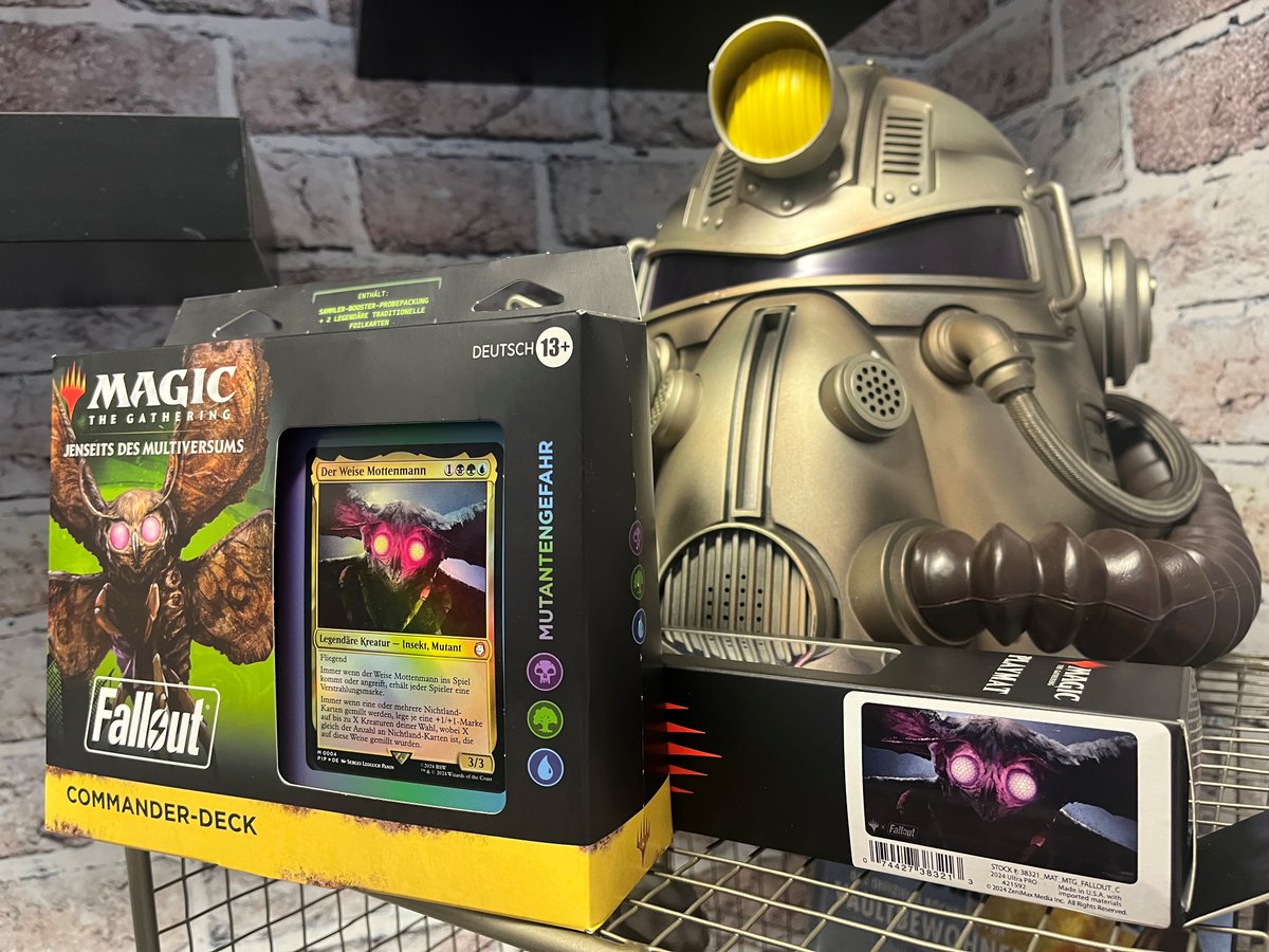 bethesda_de's tweet photo. In Zusammenarbeit mit @wizards_magicDE & @BjornVanPassel von @UltraProIntl verlosen wir:
1x Mottenmann Fallout Commander Deck + passende Spielmatte
1x Spielmatte + Fallout Collector Booster
Mit wem aus dem Ödland würdet ihr in die Schlacht ziehen?+ RT/Follow zur Teilnahme 👇 https://t.co/uqqhPYYdfa
