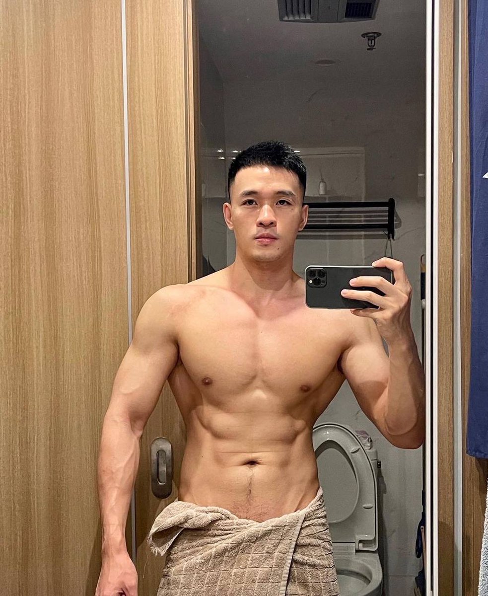 Huzzahrvf's tweet photo. 下班直接撸铁2小时！胸有没有大了一丢丢？洗个澡，默默等待周末的夜！什么叫器大活好？想不想来感受下？明天休息今晚可以通宵！憋一周了，豆浆快溢出来了 #同城 #有地 #轻微SM https://t.co/sjq5kMJqiI