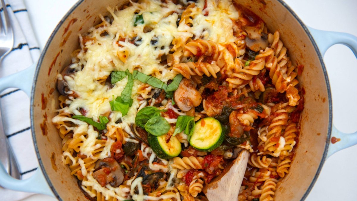 We have another mighty dish for you - a quick, easy and super delicious one pot pasta 😋 This recipe is one you can truly make your own, and is sure to be an instant crowd pleaser. All whilst using up those leftover meats and veggies from your fridge. bit.ly/MightyDishes