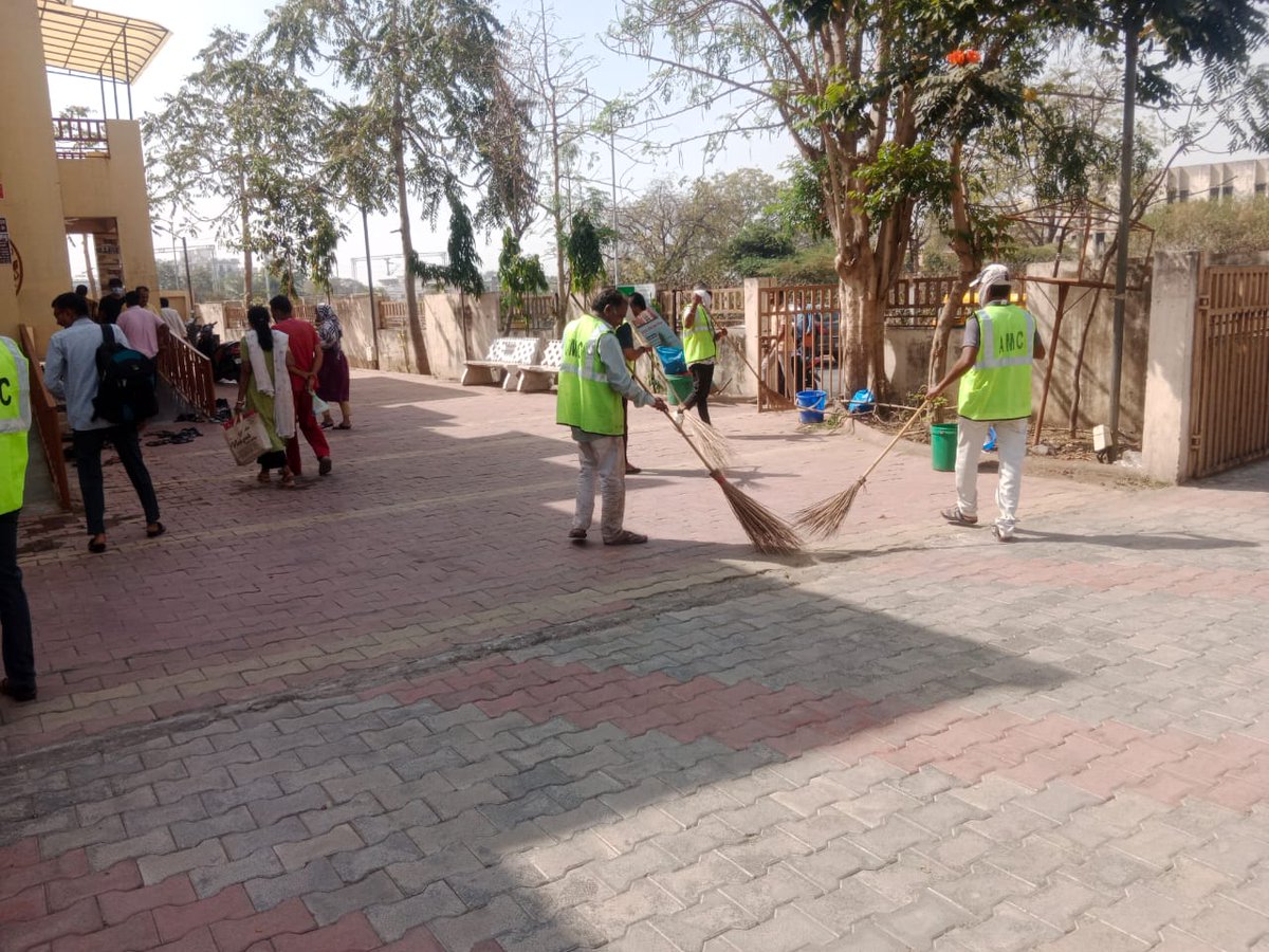 SWMEastZone's tweet photo. Small actions, big impact! Embrace the Swachhta Hi Seva movement to inspire a culture of cleanliness and solidarity. Let's come together to create a cleaner, healthier environment for all! 
@AmdavadAMC

#amc #amcforpeople #SwachhAmdavad #MycityMyPride #swachhgujarat2024 #sbm2024 https://t.co/lsWBrvpeuc