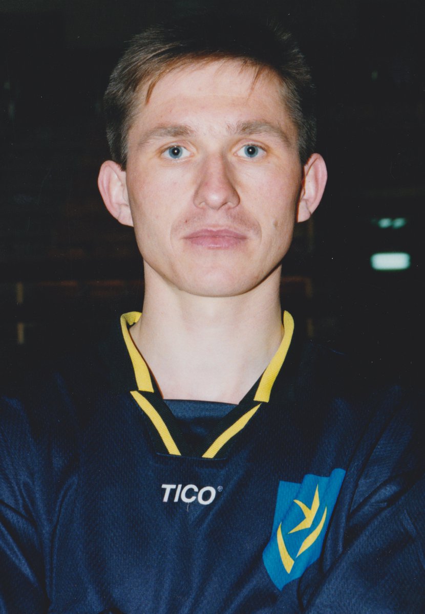 27 lat temu, w starciu ligowym z Cracovią, w @Siarka1957 zadebiutował Pan Piłkarz ze zdjęcia. Mimo, że miał już wtedy 25 lat, zdążył zagrać dla tarnobrzeskiego klubu w 420 ligowych meczach. Legenda.