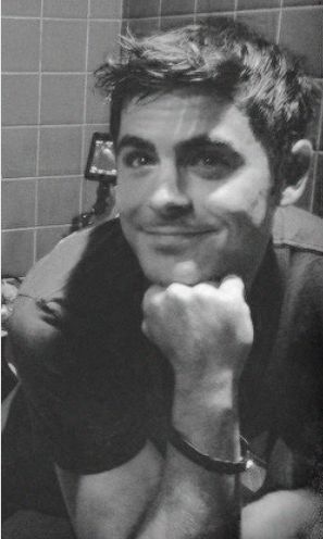 dreamyefron's tweet photo. Happy Friday! 😍

#ZacEfron #WildCats #highschoolmusicalthemusicaltheseries #HSMTMTS                       #thegreatestbeerrunever #downtoearthwithzacefron #hairspray https://t.co/2ZcGtoXG6p