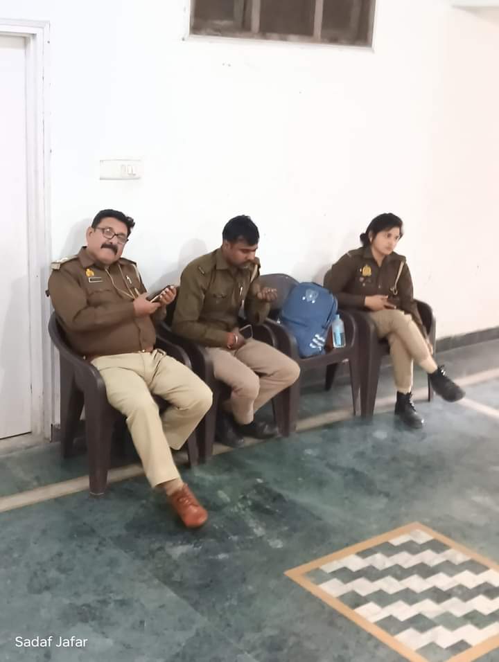 साढ़े तीन बज रहा है योगी आदित्यनाथ की पुलिस अभी भी मौजूद है, इतनी मुस्तैदी अगर हर महिला की सुरक्षा लगाई होती तो उत्तर प्रदेश बलात्कारियों का गढ़ नहीं बनता।
#NotoCAA_NRC