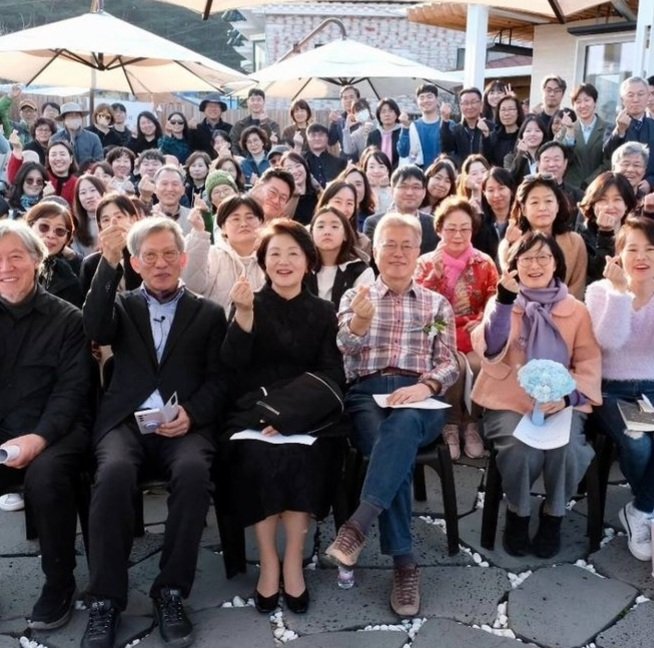 우리 대통령님의 결혼기념일이었던 오늘 평산책방에서는 유홍준 작가와의 만남 행사가 있었습니다

#역사는유물을낳고유물은역사를증언한다
#평산책방_작가와의만남
#국토박물관_순례_출간기념