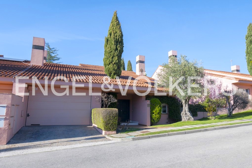 Pareado de lujo en venta en Torrelodones, perteneciente a la exclusiva urbanización Torre Alta conjunto residencial ubicado en la prestigiosa zona de Las Marías. Más info +34.91.859.43.85 / +34 671 948 409
engelvoelkers.com/es/exposes/e2b…