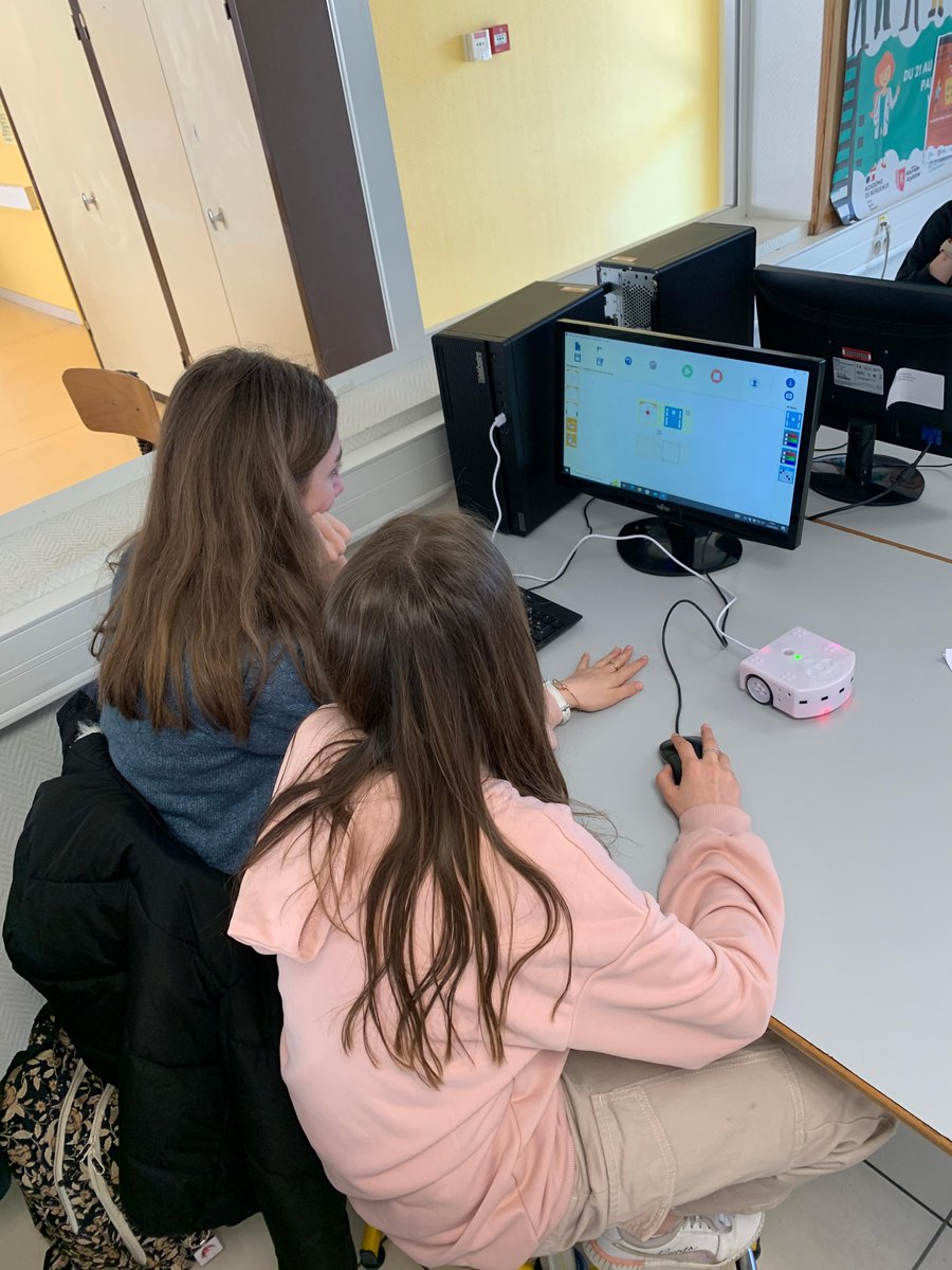 OrangeNvAquit's tweet photo. 🧑💻 Dans la peau d’un #Supercodeur
Avec beaucoup d'enthousiasme, 70 élèves de 9 à 13 ans se sont initiés à la programmation au collège Jean Rostand à #Casteljaloux.
👉 Intéresser à la technologie
👉 Sensibiliser aux enjeux numériques
👉 Créer une expérience enrichissante https://t.co/fg0reFGGEi