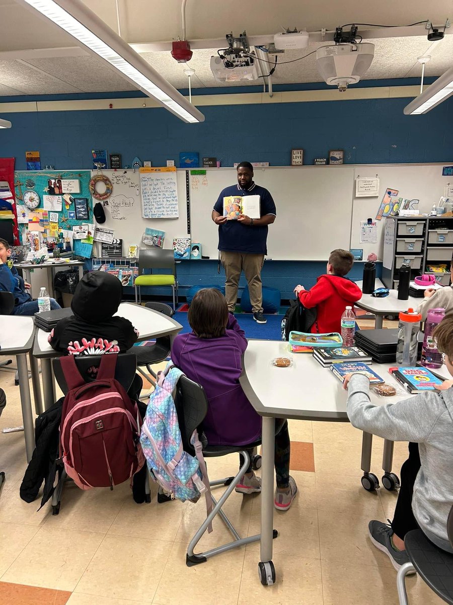 I got invited to read to a few classrooms yesterday. It’s always a good time when you get to meet and hang out with the younger students in the district. Thank you Ms. Brown & Mrs. Oriel
#MarchIsReadingMonth