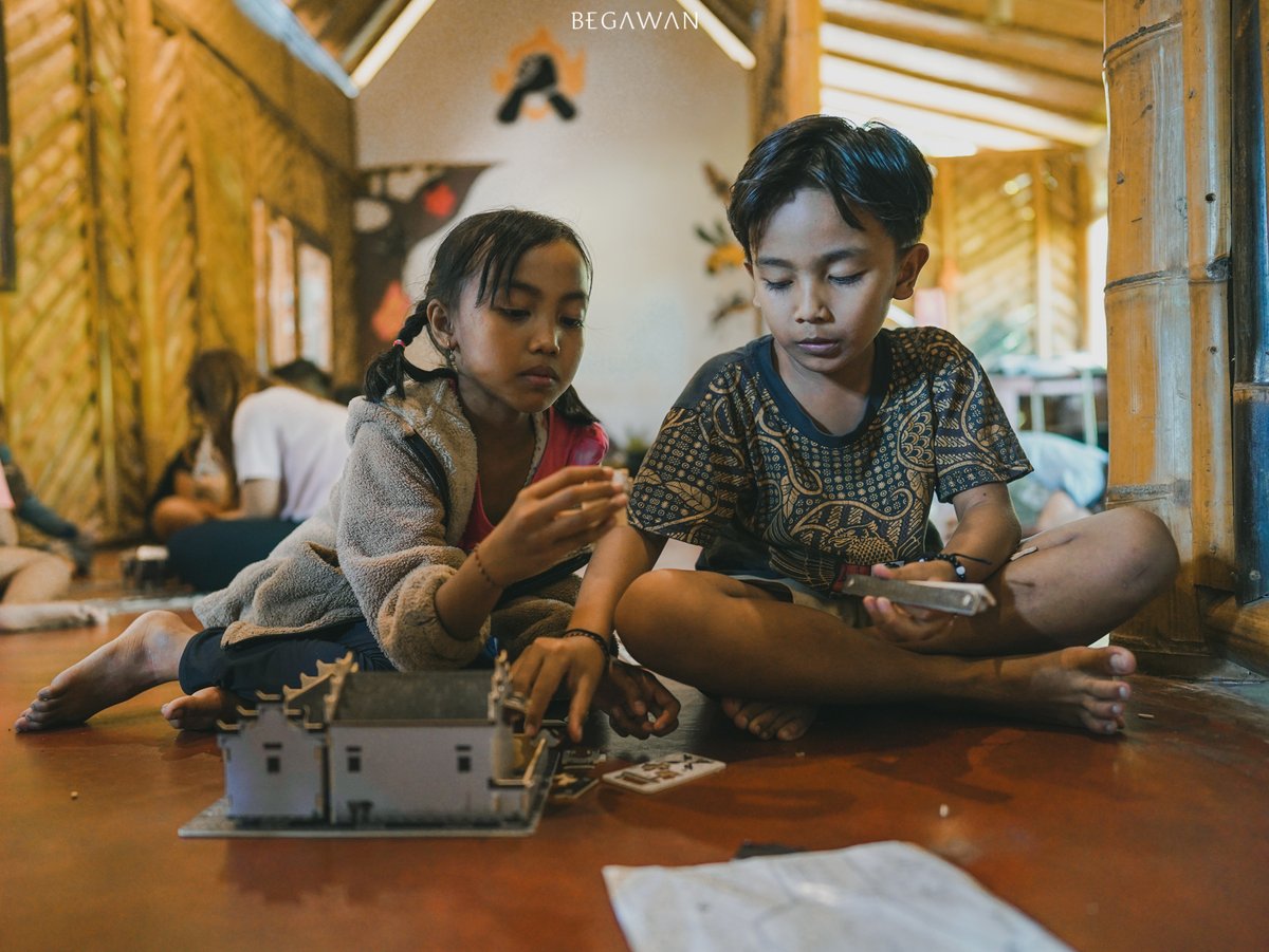 begawanlife's tweet photo. Begawan’s Eco Warriors immersed themselves in Feng Shui and Chinese dwellings, fostering camaraderie and deepening cultural connection. Their journey epitomised sustainable living's ethos through holistic appreciation of architecture, heritage, and tradition. https://t.co/PviMbEmu5D