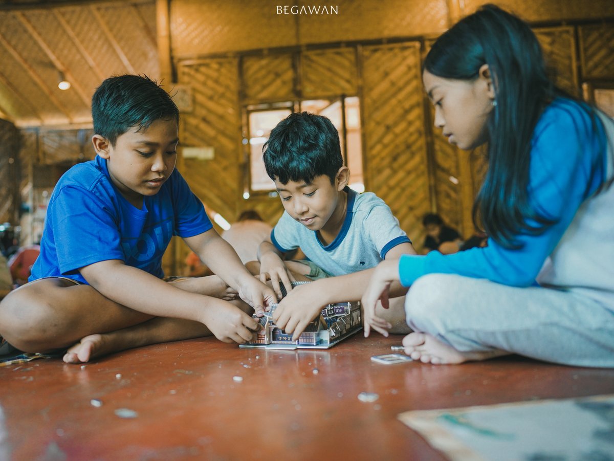 begawanlife's tweet photo. Begawan’s Eco Warriors immersed themselves in Feng Shui and Chinese dwellings, fostering camaraderie and deepening cultural connection. Their journey epitomised sustainable living's ethos through holistic appreciation of architecture, heritage, and tradition. https://t.co/PviMbEmu5D