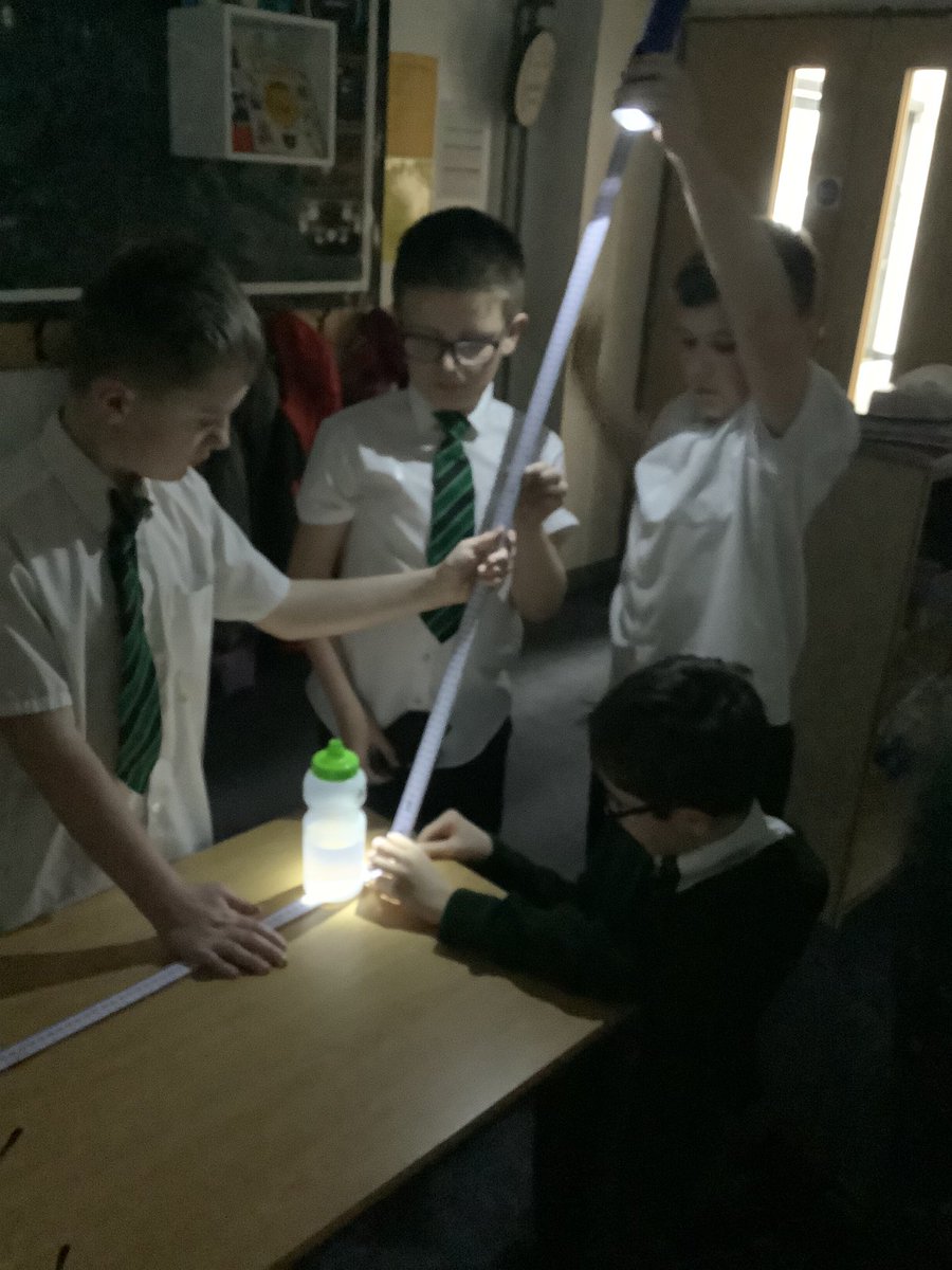 Super science experiment looking at shadows completed by 6 Elm! #ScienceatOrchard <a href="/OrchardPrimaryA/">Orchard Primary</a> <a href="/TeamPastoral/">Orchard Pastoral Team</a>