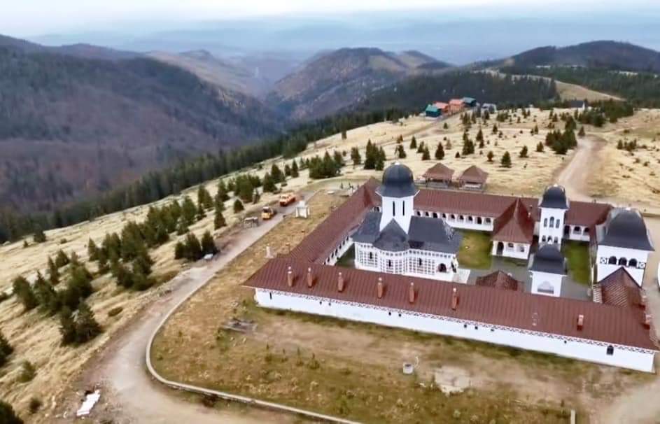 ℹ️... Mănăstirea *Alina Maria*🏛️, 'pe-un picior de plai, pe-o gură de rai'🌿
#Vaideeni #Horezu  #lonelyplanet #landscape #neverstopexploring 
🌲
Vâlcea cel mai frumos județ
#discovervalceacounty
📷Ramonik
 #TraveltoRomânia