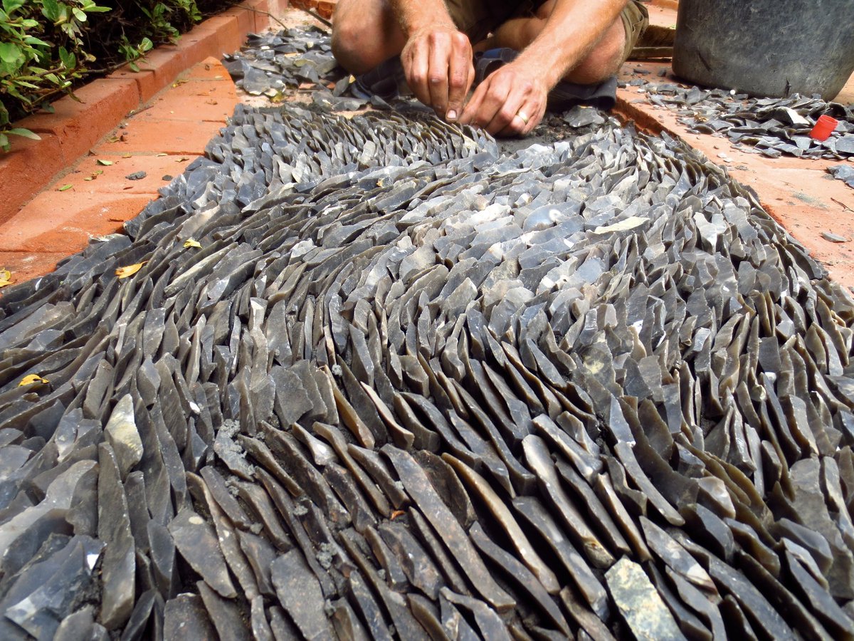 flintmancompany's tweet image. Flint gallet making today for a new dry gallet river similar to our previous dry Cuckmere river, but with a twist. #flintfriday #flint #gallet #river #dryriver #japan #sussex #downlandspring#knappedflint#flintknapping #flintknapper #flintwall #flintwork 
#architecture
