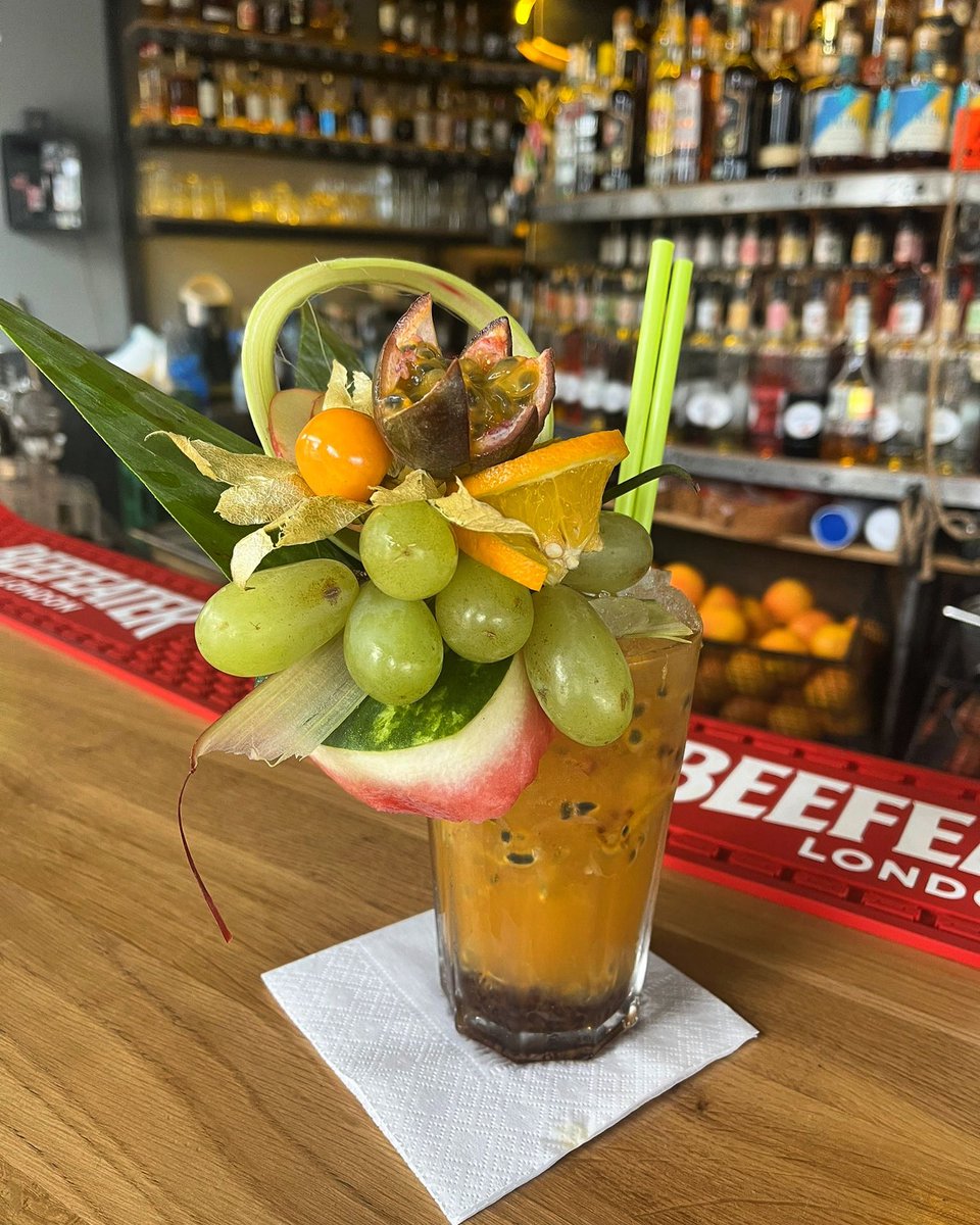 To uczucie, gdy wiesz, że za kilka godzin upragniony weekend, a Twój ulubiony koktajl bar od samego rana czeka z ulubionym koktajlem 🍹🌊 #coctailbarmax #grunwaldzka1 #fridayfeeling #piatekpiateczekpiatunio #sopot #trojmiasto #zmiłościdokoktajli #tricity #3city #zmiłościdoowoców