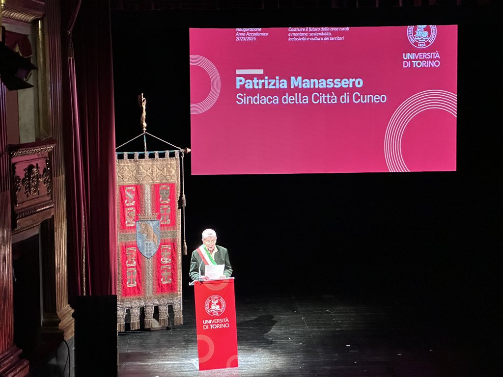 Patrizia Manassero, sindaca della Città di Cuneo, che ospita la cerimonia e che ospita una sede decentrata Unito, porta i suoi saluti.