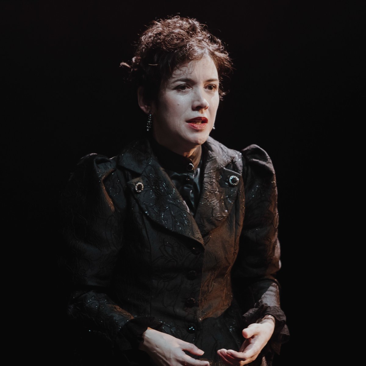 teatrelliure's tweet photo. Post d'apreciació pel disseny de vestuari que Sílvia Delagneau ha fet per al #Macbeth de @paucarrio. 

🖤 Només ens queda una setmana i mitja en aquest univers fosc i distòpic de la tragèdia escocesa. Ens acomiadem el 23/3.

🔗 Últimes entrades: https://t.co/GeNJlV8hRE https://t.co/0Y7LBqPsTa