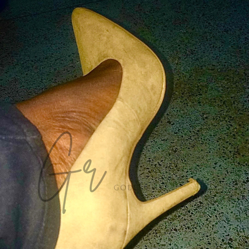 Godess_Ruby's tweet photo. Who’s going to give me a foot 🦶🏻 massage?📷 #findommebrat #findomgoddess #feetworshi̇p https://t.co/6AnC9IbSr0