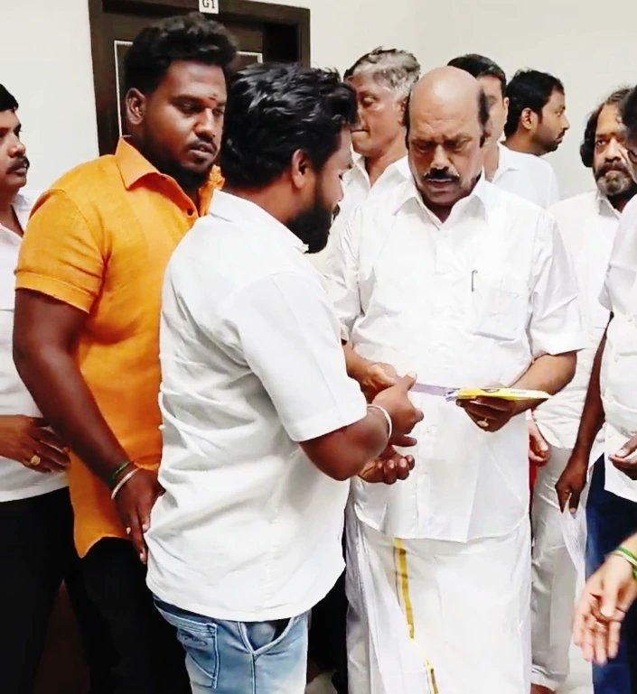 MOHANDAS_ITWING's tweet photo. மார்ச்-15 பிறந்தநாள் விழா காணும் மாண்புமிகு தமிழ்நாடு பொதுப்பணி மற்றும் நெடுஞ்சாலை துறை அமைச்சர், கழகத்தின் செயல்வீரர்! தொண்டர்களின் மாவீரர்! உழைப்பால் உயர்ந்தவர்! உழைப்பவரை உயர்த்துபவர்! பெருமதிப்பிற்குரிய ஐயா #எ_வ_வேலு🏴🚩
அவர்களை வாழ்த்த வயதில்லை
வணங்கி மகிழ்கிறோம்
#HBDEVVelu https://t.co/zVhLwrqz6k