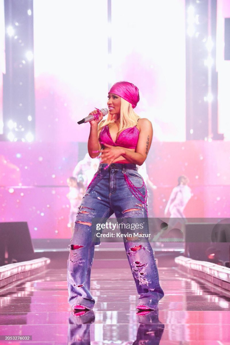 gagcityresident's tweet photo. As I get ready for work this morning a few Gag City reminders. Please buy #BIGDIFF, let the world know that Fridays is and will always be @NICKIMINAJ #PinkFriday be smart and represent your Fave with no violence attachedโฆโฆ.โ๏ธโ๏ธโ๏ธ๐๐๐๐๐๐๐
We are too beautiful, handsome and educated for that. Continue to stream #BigFoot and #PinkFriday2 And lastly โNo weapons that ever formed against the Barbz shall ever Prosperโ. #GagCityRollingLoud๐๐๐โ๏ธโ๏ธ๐๐๐