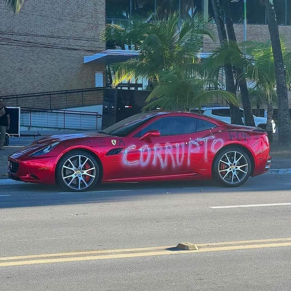 xwvzla's tweet image. Estaba paseando por el #Sambil y dejo mi cacharrito en la sombrita para que no se le queme la pintura con el sol tan arrecho que esta haciendo y algún pendejo sin oficio le pinto ese grafitti 😡😡😡
#WhatsApp 
#BuenosDiasATodos
#FelizViernes 
#Valencia
#Venezuela