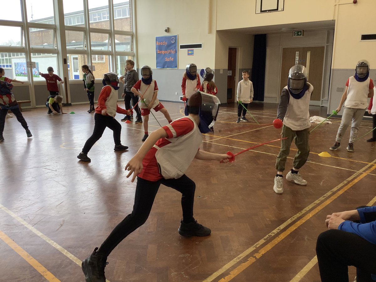 OldfleetP's tweet image. Lesson 4 of fencing for Y5 Badgers. We’re becoming masters at it now 🤺 @thrivetrust_UK @FirstStepSports @FirstStep_PE