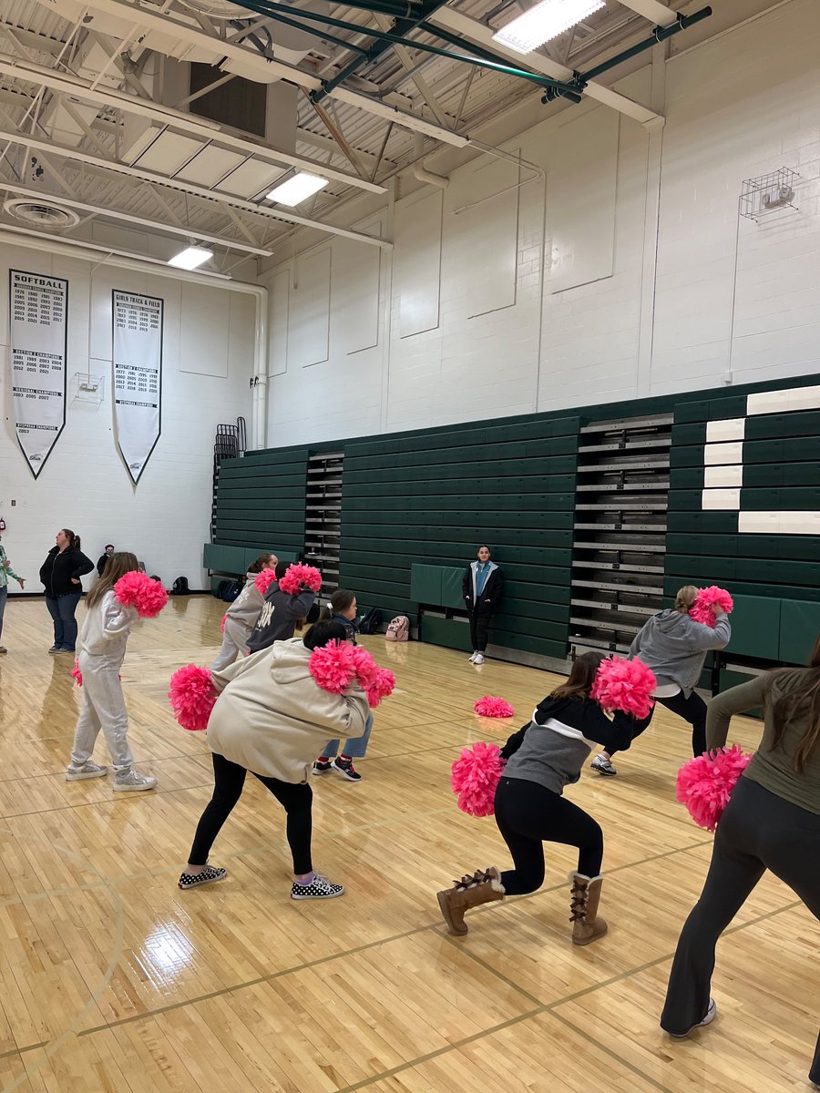 6️⃣ days until our Faculty/Staff Basketball Fundraiser ‼️ A 👀 at our UPE rock🌟s practicing 📣 Join us on 3/21 in the HSE Main Gym 💚 🏀🧑‍🏫 @ShenAthletics @SpecOlympicsNY @UnifiedSportsNY @galadore