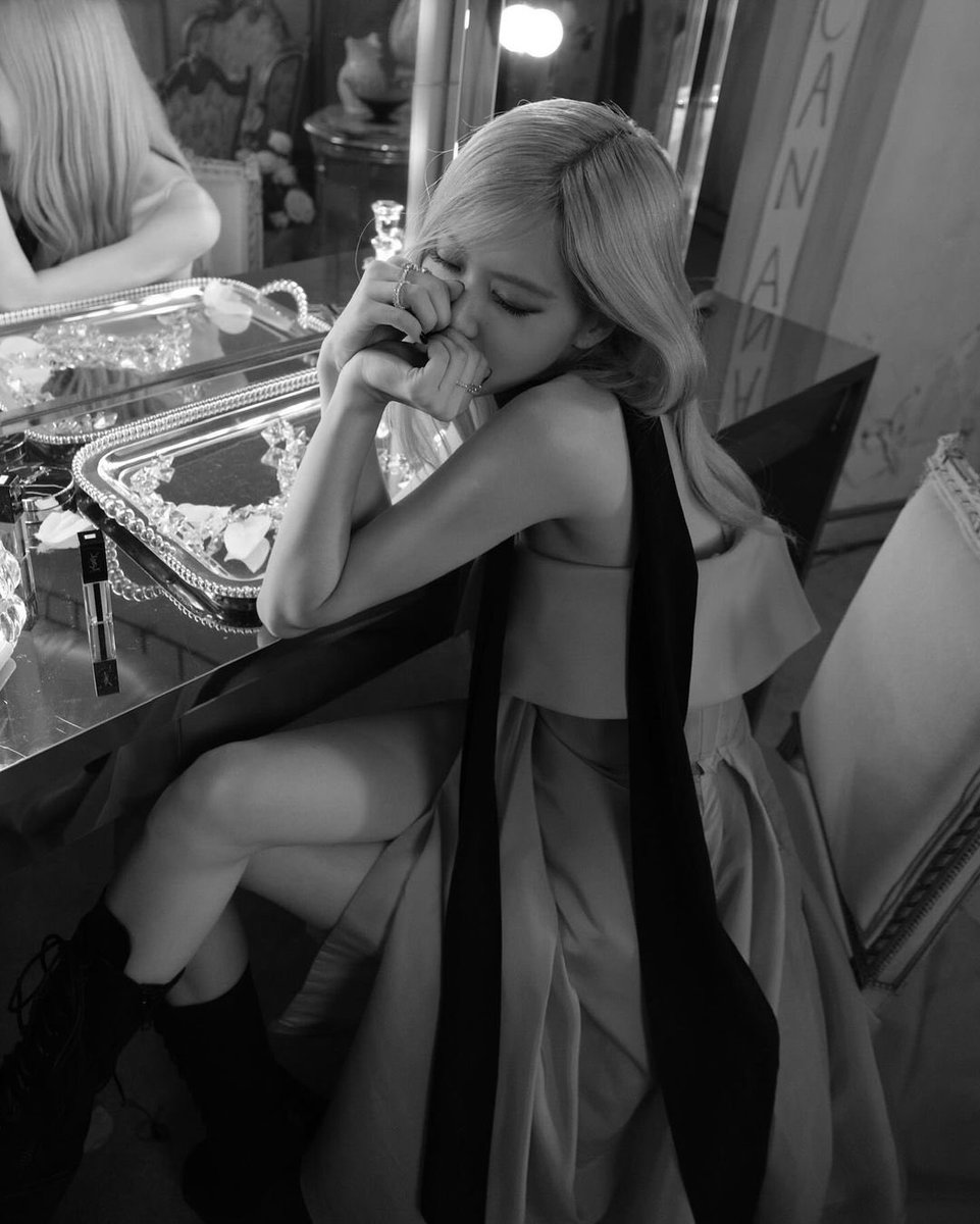 roseperuof's tweet photo. 📸 roses_are_rosie | instagram
#ROSÉ #로제 #ThreeYearsWithR https://t.co/gCpr4qHNPP