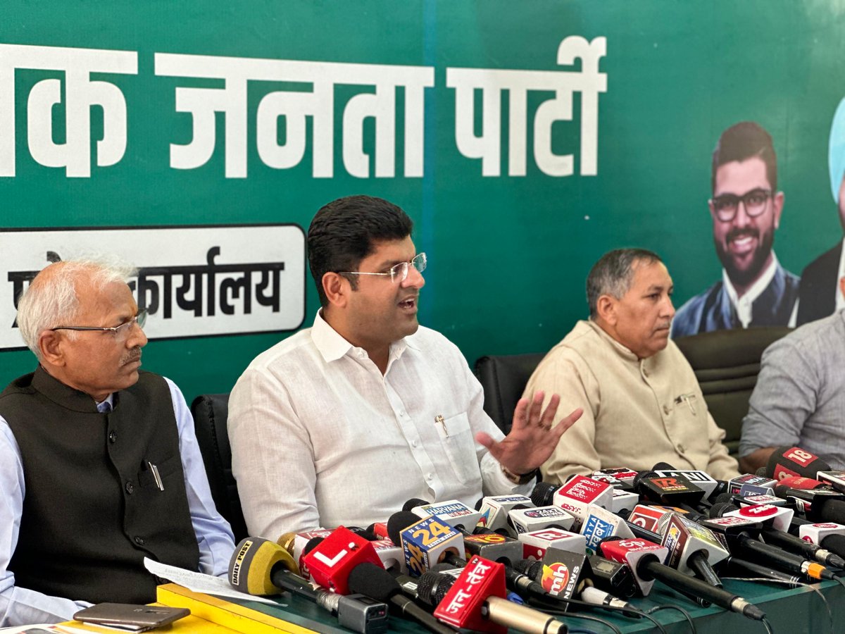 Dchautala's tweet photo. हमने सरकार का हिस्सा रहते हुए, पिछले दिनों हुई ओलावृष्टि की स्पेशल गिरदावरी का आदेश दिया था जो आज 15 तारीख तक पूरा हो जायेगा। जैसी की सूचना मिल रही है, कल चुनाव आचार संहिता लग सकती है, ऐसे में हम राज्य सरकार से निवेदन करते हैं कि आज या कल सुबह तक किसानों को मुआवजा जारी कर दिया जाये, ताकि आचार संहिता के ढाई महीने तक किसानों को इंतजार न करना पड़े। उनको समय पर राहत मिल जाये।