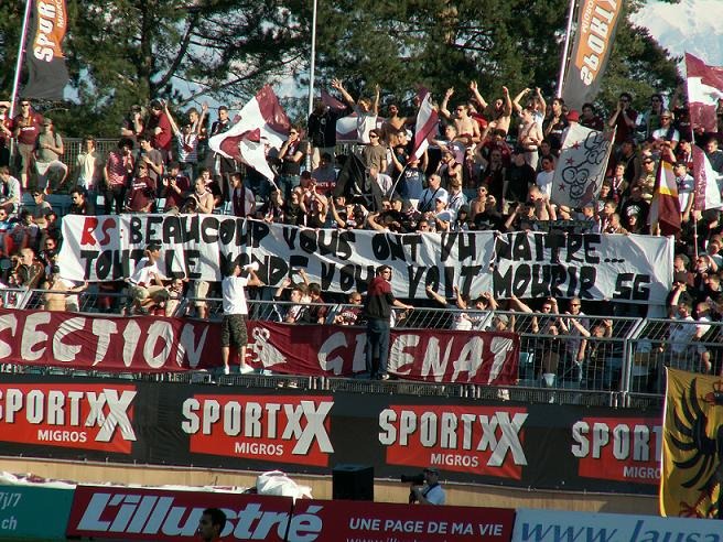 1jour1stick's tweet image. Un collage.... Et la réponse des #SG88, leurs rivaux historiques en 2011.

A savoir que historiquement la grande rivalité du Servette c'est Sion!