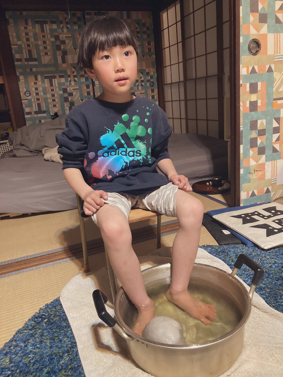 kakiwada's tweet photo. こおくん発熱のため家でゆっくりした日。夕方からやっぱり熱上がってきた。　
たくもこおくんもマコモの足湯大好き。 https://t.co/2az3sx5tfQ