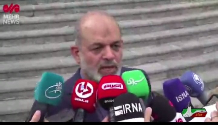 وحیدی وزیر کشور:عکسبرداری از متخلفین حجاب مثل عکسبردای از متخلفین و مجرمین امری عادی و قانونی است اگر کسی مانع فعالیت آمران به معروف و ناهیان از منکر شود، مجازات خواهد شد. پ.ن: این یعنی آقایون عامرمعروف راه بیفتن توخیابون واز ناموس مردم عکس بگیرن وهر غلطی خواستن بکنن تازه پشتتونم