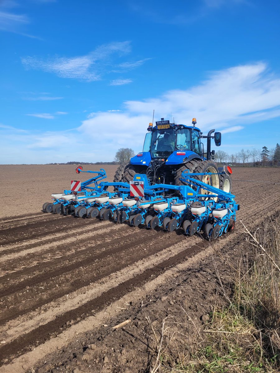VerhagenGertJan's tweet photo. De eerste sporadische akties hier en daar in het veld in beeld. Alleen op hoge droge zandgrond is er wat mogelijk.
Maar het begin is er.
Gister wat bieten gezaaid in Heelsum, nu bezig met de 1 e zaaiuien in Volkel.
Straks weer ๐ง
Wel directe kieming ๐ง
#teeltโ24
#zaaienisraaien https://t.co/yKJcAebS23