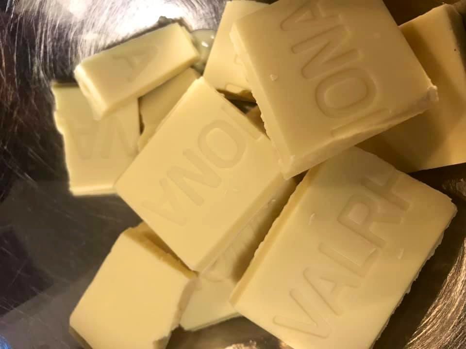ClemCaro06's tweet photo. "Chocolat ! Voilà bien un mot qui évoque des extases indescriptibles." 😋
Tarte ganache chocolat blanc sur pâte sablée croustillante noisettes et ses copeaux chocolat #Valrhona #Gourmandise #Delicatesse #Partage #PapillesEnFolie https://t.co/WnUNNsvABf